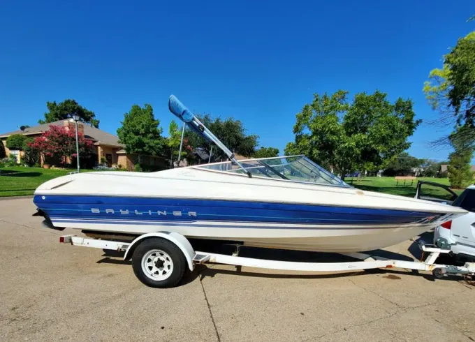 Family Lake Day on Bayliner Capri 2050 LS Bowrider for 6 Guests