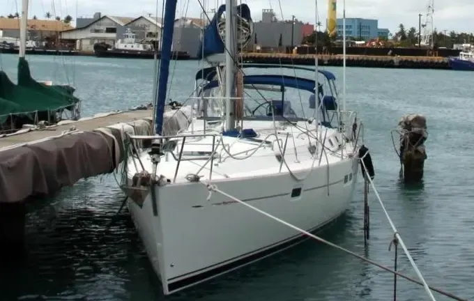 42 ft Beneteau, located in Kewalo Basin, 2 miles from Waikiki.