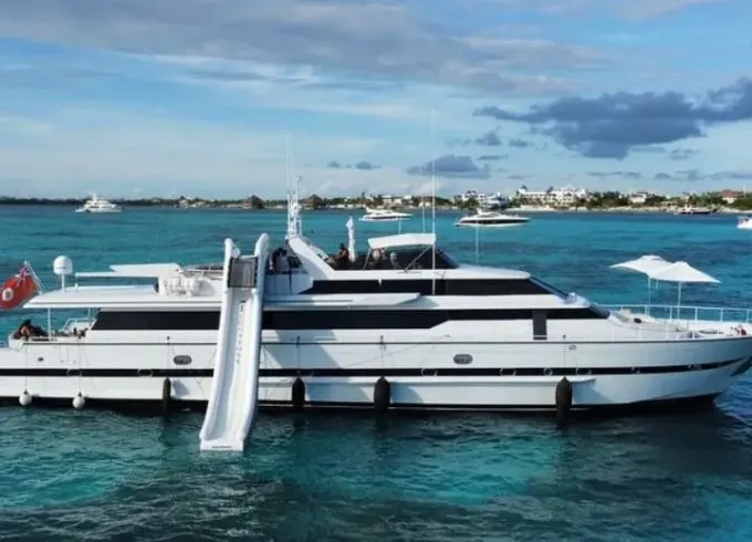 Gorgeous 110ft Azimut Power Mega Yacht  in Cancun, Mexico