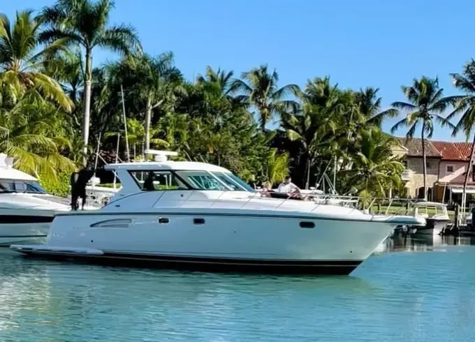 Visit Saona or Catalina Island in this 48 feet yacht
