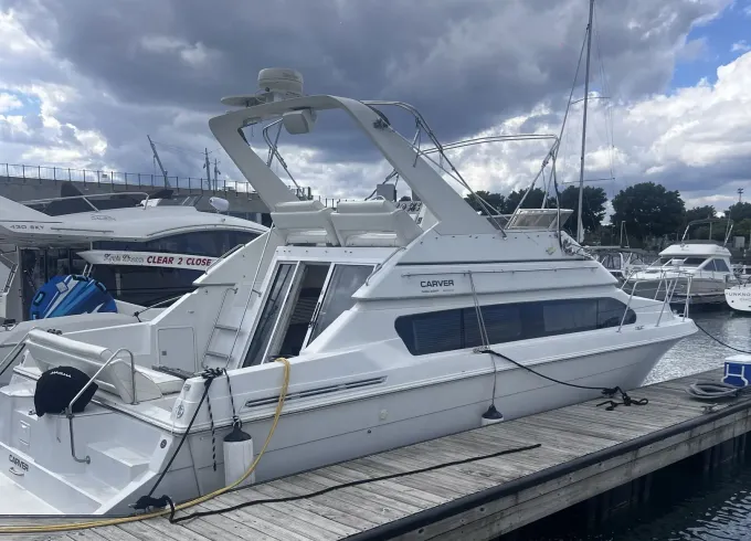 40' Carver Motor Yacht with space all around available in Chicago