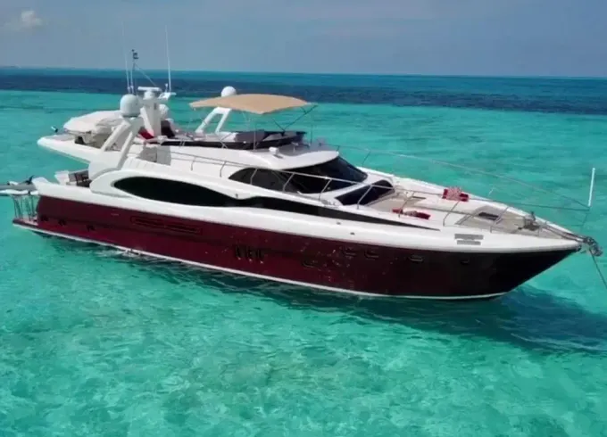 Seductive Luxury 84 ft Mega Yacht in Cancun  w jacuzzi