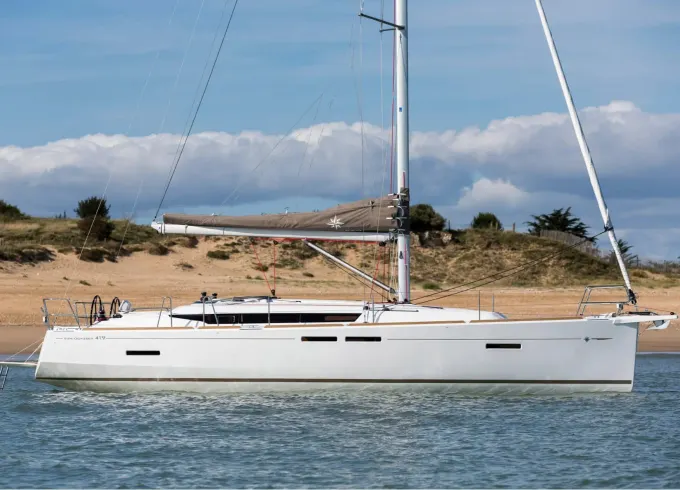 Rent this amazing Jeanneau Sun Odyssey 419 for great sailing in Lisboa