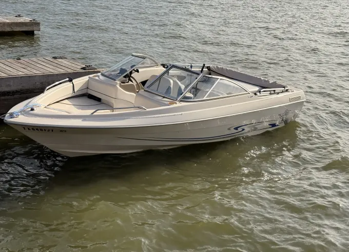Private Lake Conroe Boat Cruise | 19’ Bayliner Capri w/ Captain Included