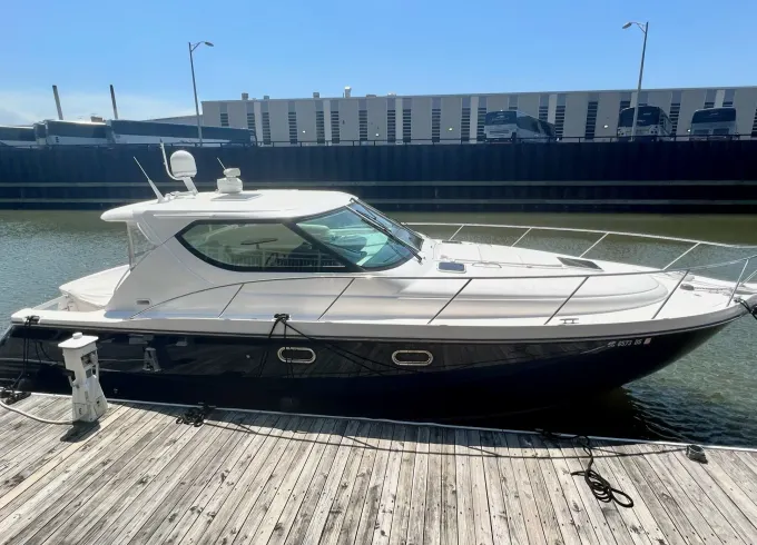 Chicago's 43' Tiara Luxury Getaway on Lake Michigan for Groups & Family