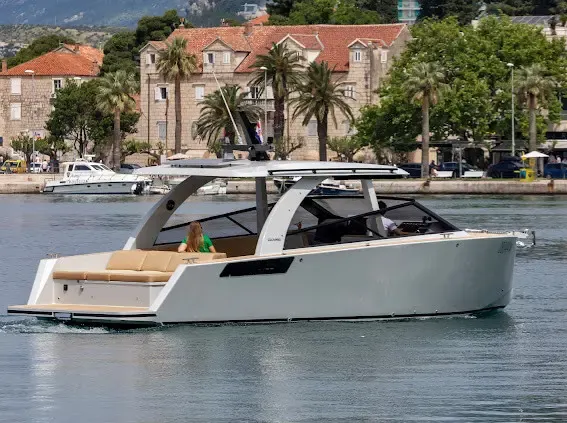 Luxury rent a boat Colnago 33 Blue experience