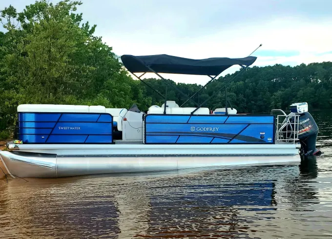 23' Tritoon on Lake Norman - Free fuel, tube, and delivery!