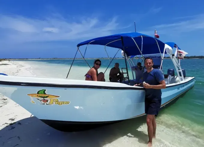 Small 34ft Cobia boat to Snorkel Isla Mujeresin Cancún, Mexico