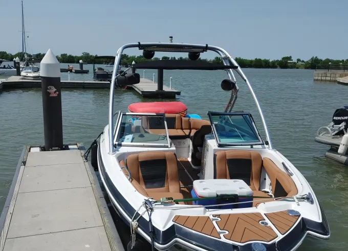 Chapparal 224 - 8 person boat with Captain on Lake Ray Hubbard