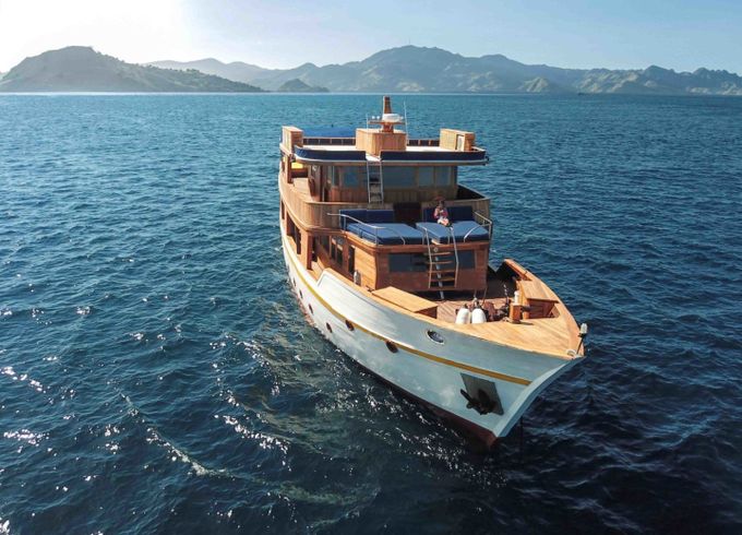Phinisi motor yacht