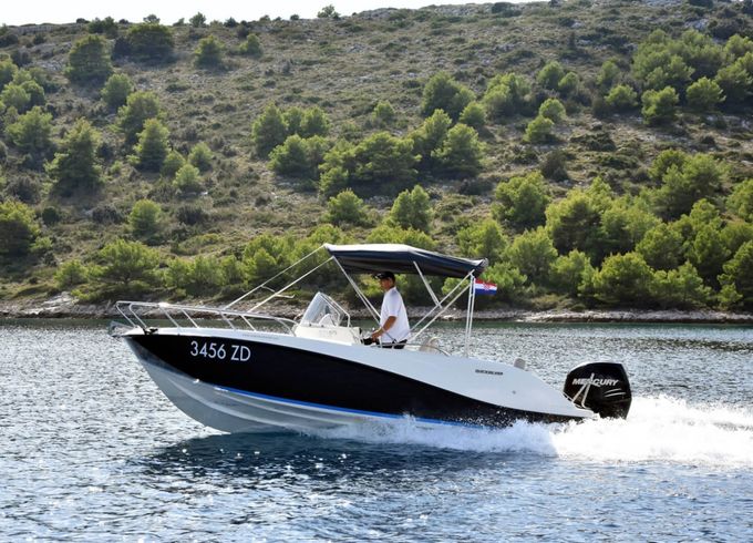 Quicksilver Activ 675 Sundeck