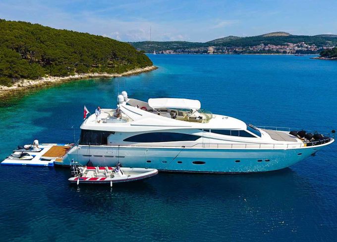Ferretti 880