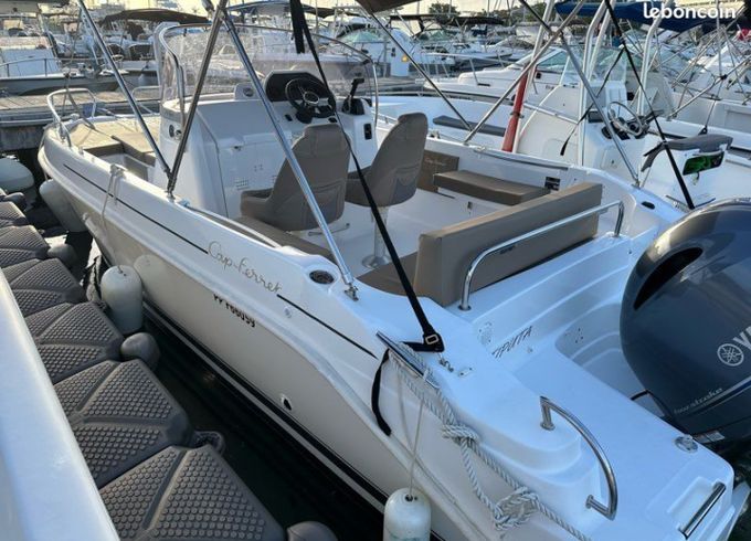B2 Marine 672 Sun Deck