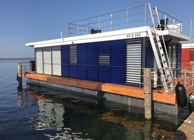 1 Floating 44 Schwimmferienhaus