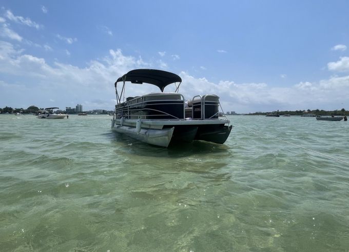 Suntracker Xp3 24 ft party barge 150 hp