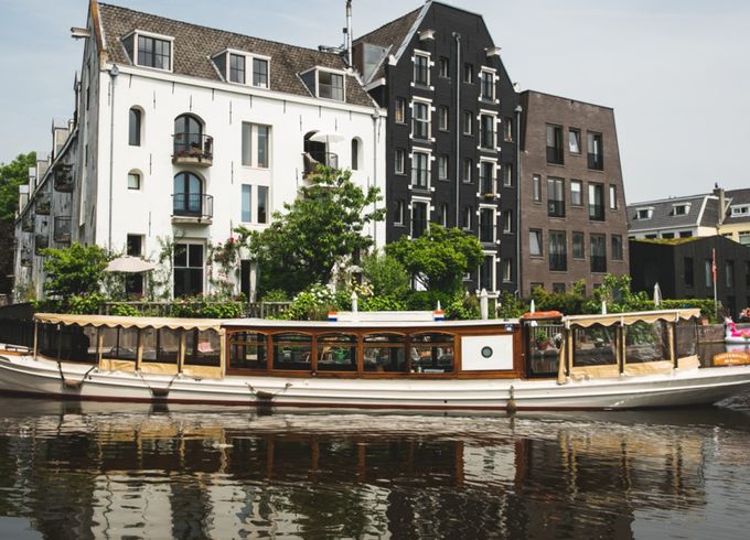 Custom Made Slender saloon boat