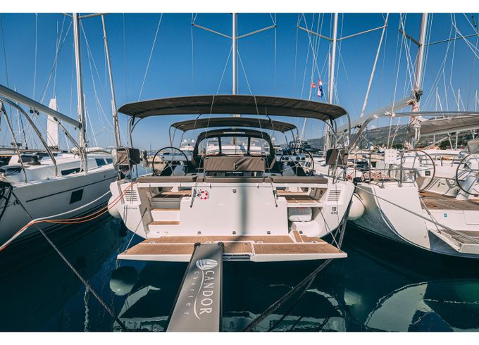 Dufour 470 owner layout