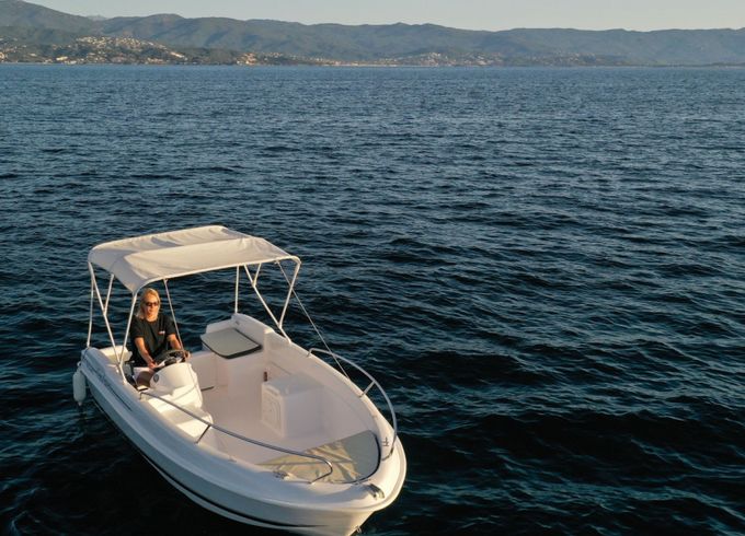 B2 Marine CAP FERRET 472 SUNDECK
