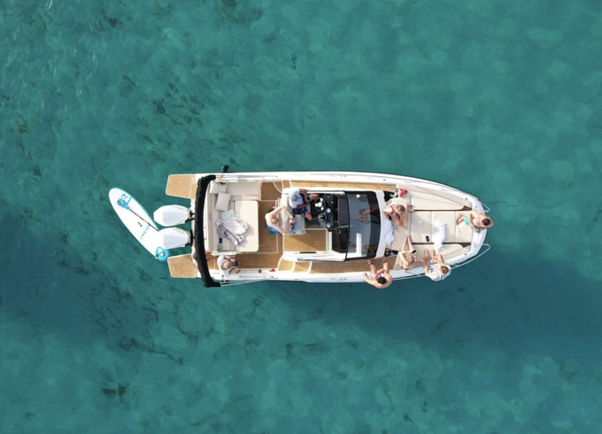 Quicksilver Activ 875 Sundeck