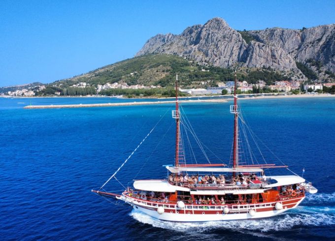Wooden boat Classic
