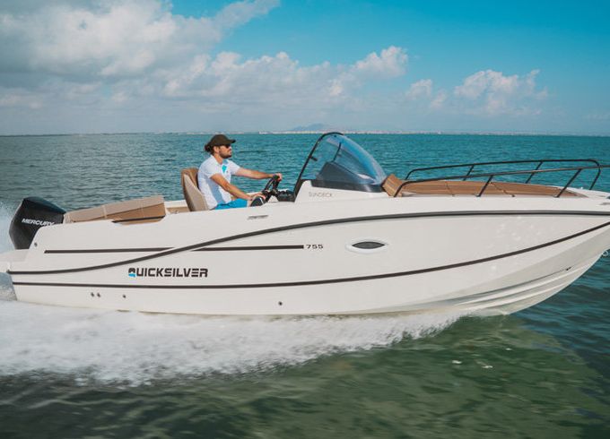 Quicksilver Activ 755 Sundeck
