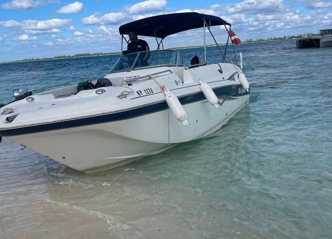 Hurricane deck boat 260