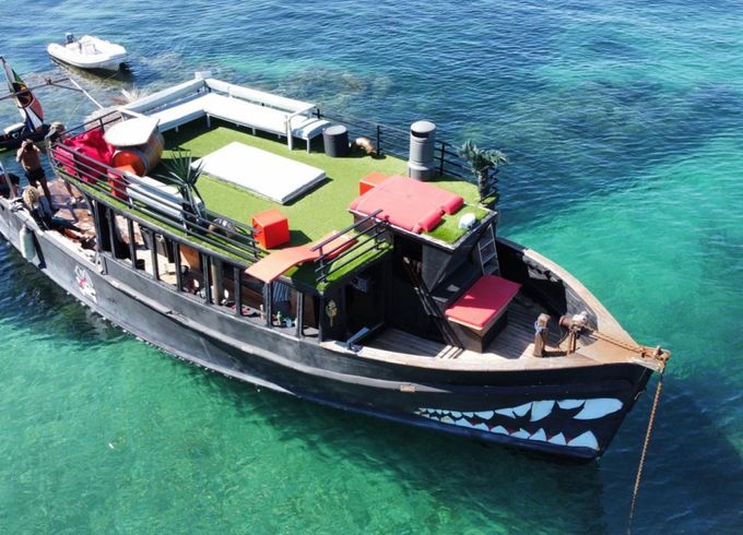 Custom Made Bateau Pirate