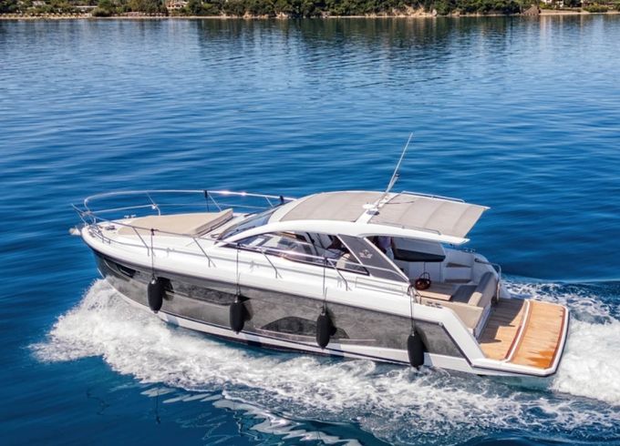 Sealine S335