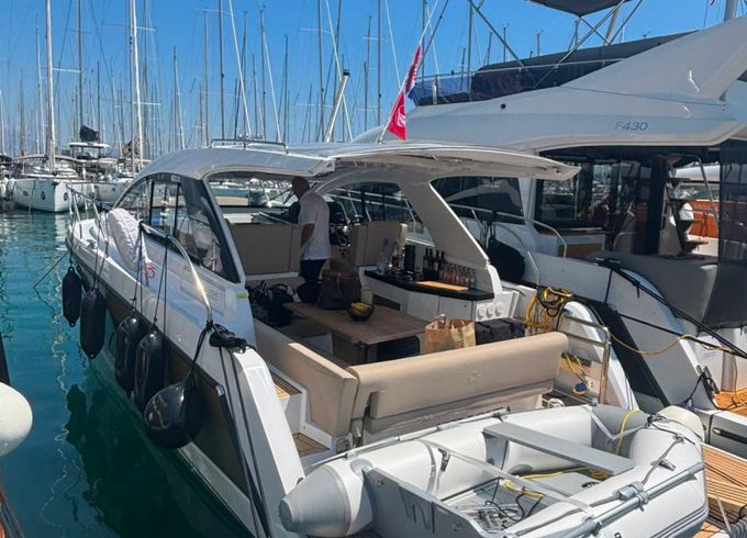 Sealine S335