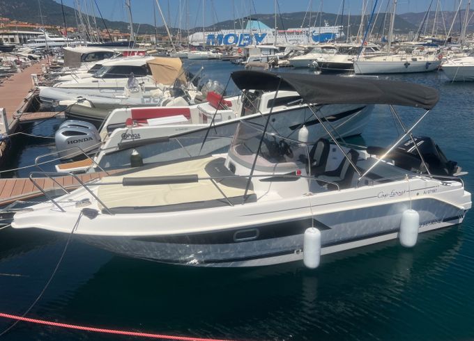 B2 Marine Cap Ferret 702 Open