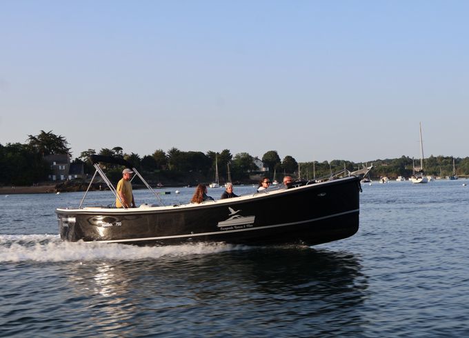 Maxima 750 flying lounge