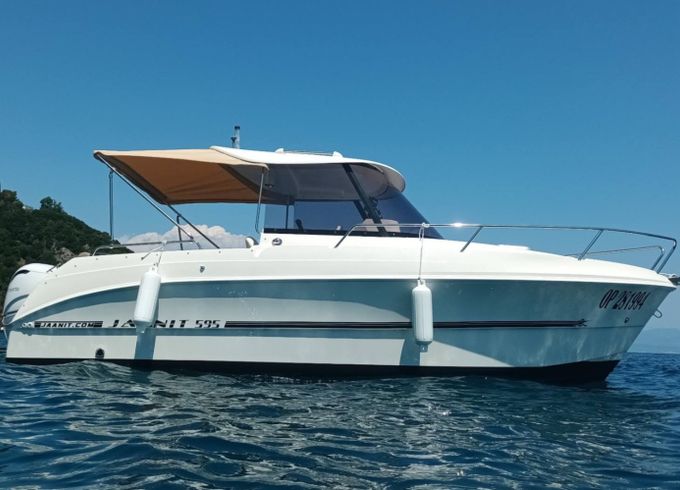 Jannit 595 cabin