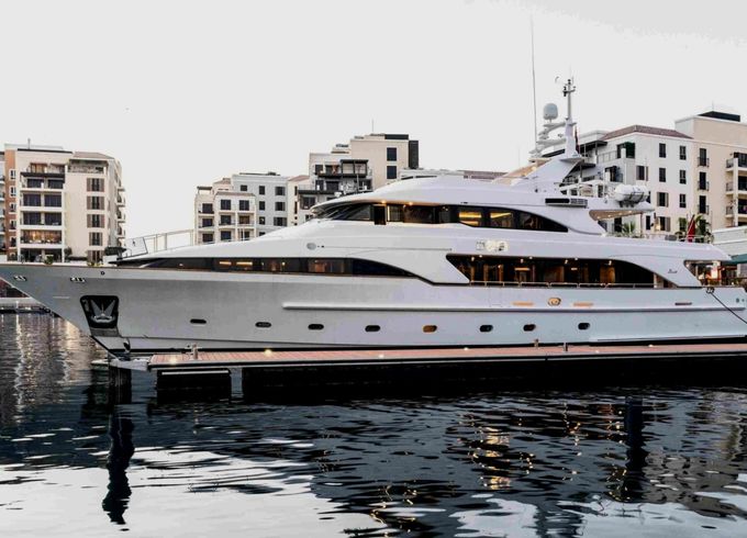 Benetti 114