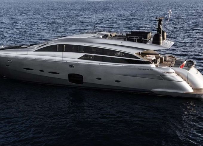 Pershing 92'Pershing