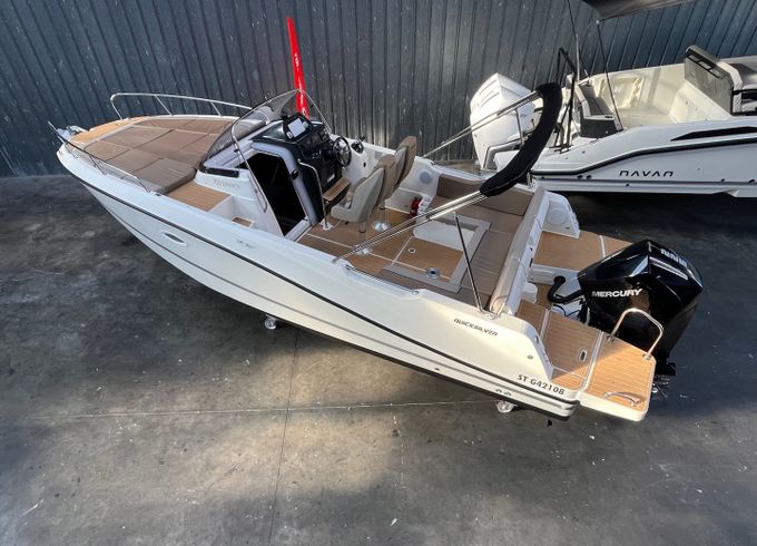 Quicksilver Activ 755 Sundeck