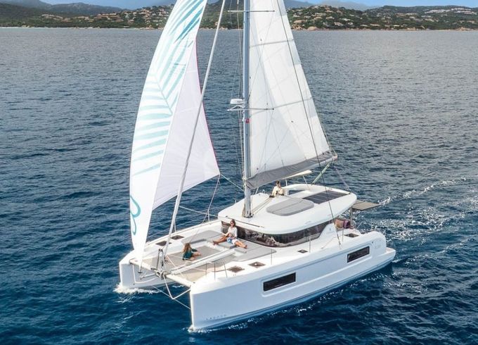 Lagoon 38 (6 cab.)