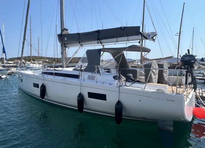 Bénéteau First 44