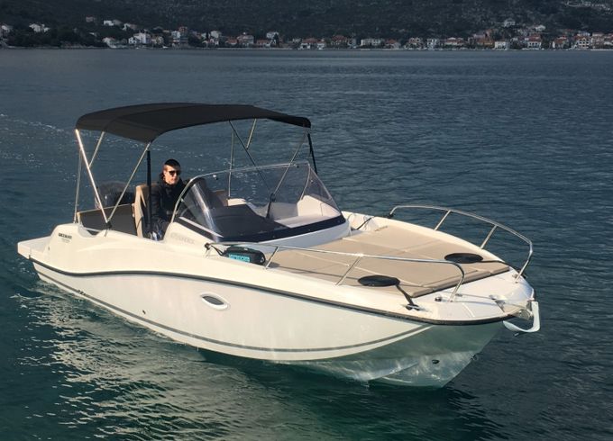 Quicksilver Activ 675 Sundeck
