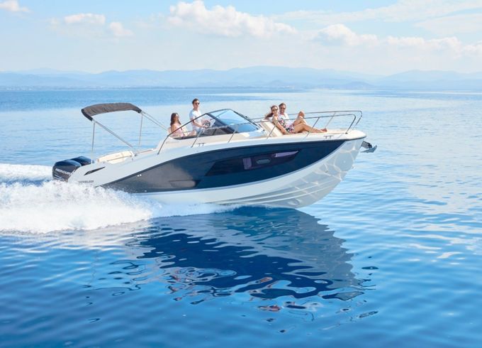 Quicksilver Activ 875 Sundeck