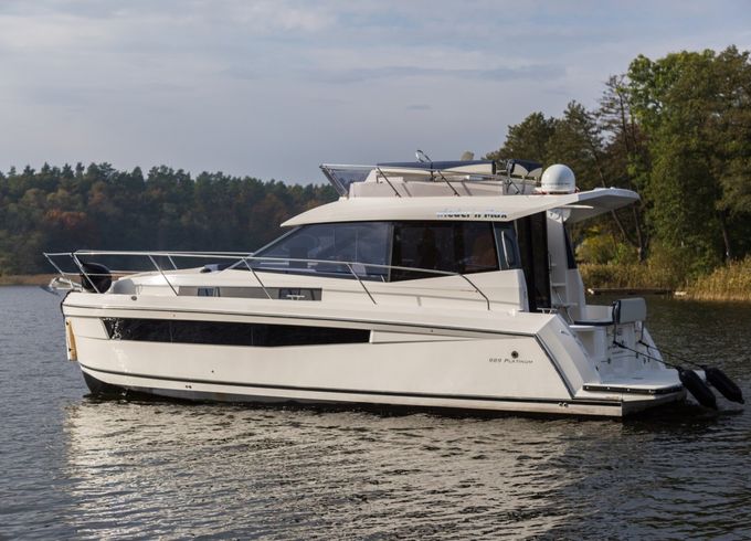 Platinum 989 Flybridge