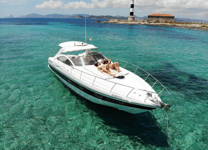 Pershing 37