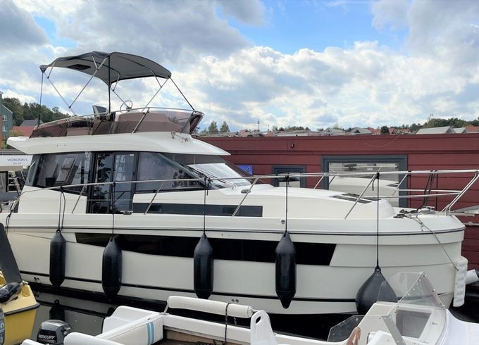 Platinum 989 Flybridge