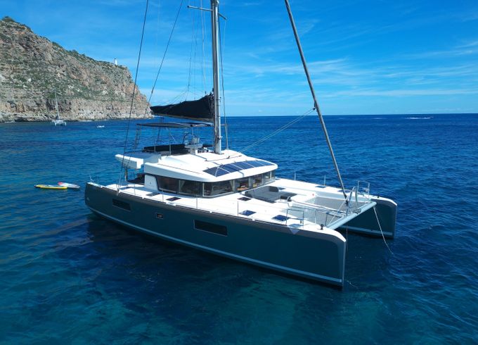 Lagoon 52F ( + crew)