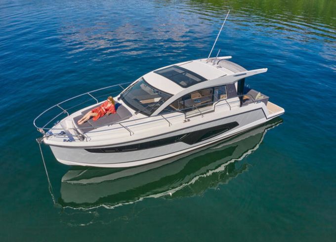 Sealine C335
