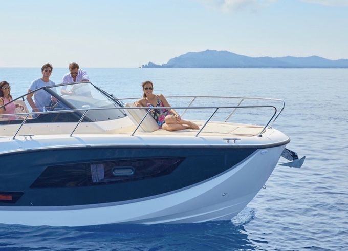 Quicksilver Activ 875 Sundeck