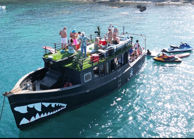 Custom Made Bateau Pirate