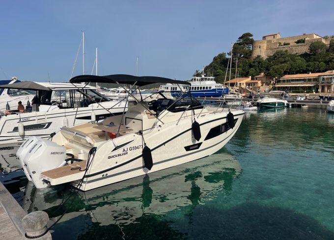 Quicksilver Activ 875 Sundeck