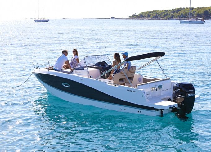 Quicksilver Activ 755 Sundeck