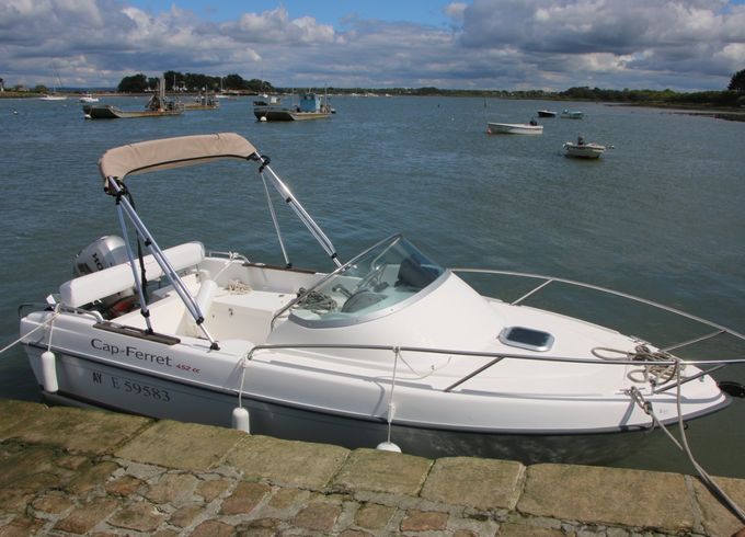 B2 Marine Cap Ferret 452 Cabin Cruiser