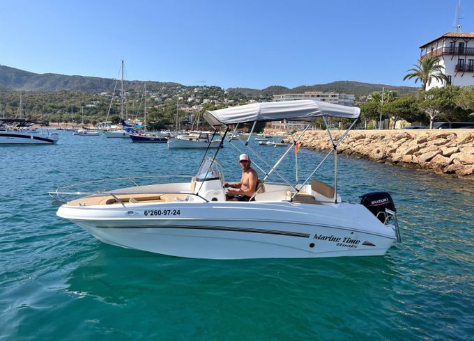 AM Yacht Marine time 560
